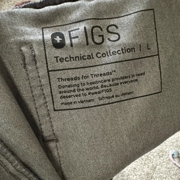 Figs size medium/large in graphite. Casma top and Zamora jogger bottoms - Picture 5 of 5